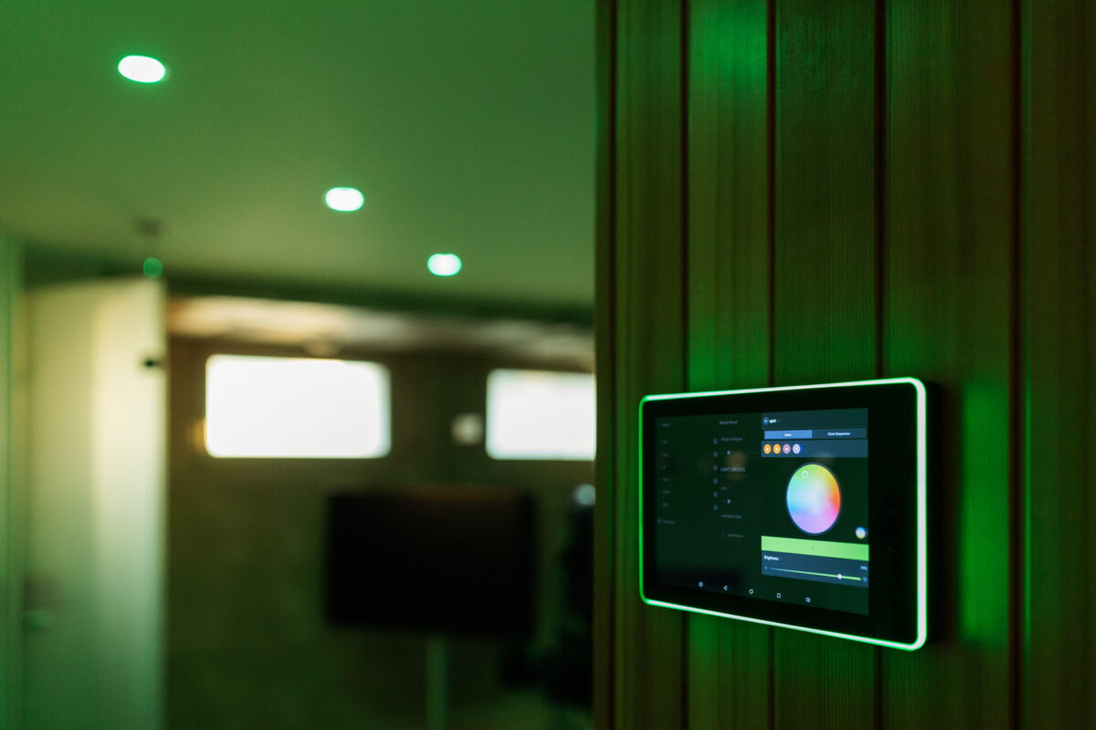 Touchpad für Loxone-System in grüner Beleuchtung
