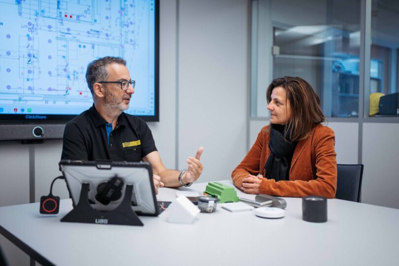 Beratungsgespräch zwischen zwei Personen bei der Baumann Koelliker Gruppe zu modernen Elektroinstallationen